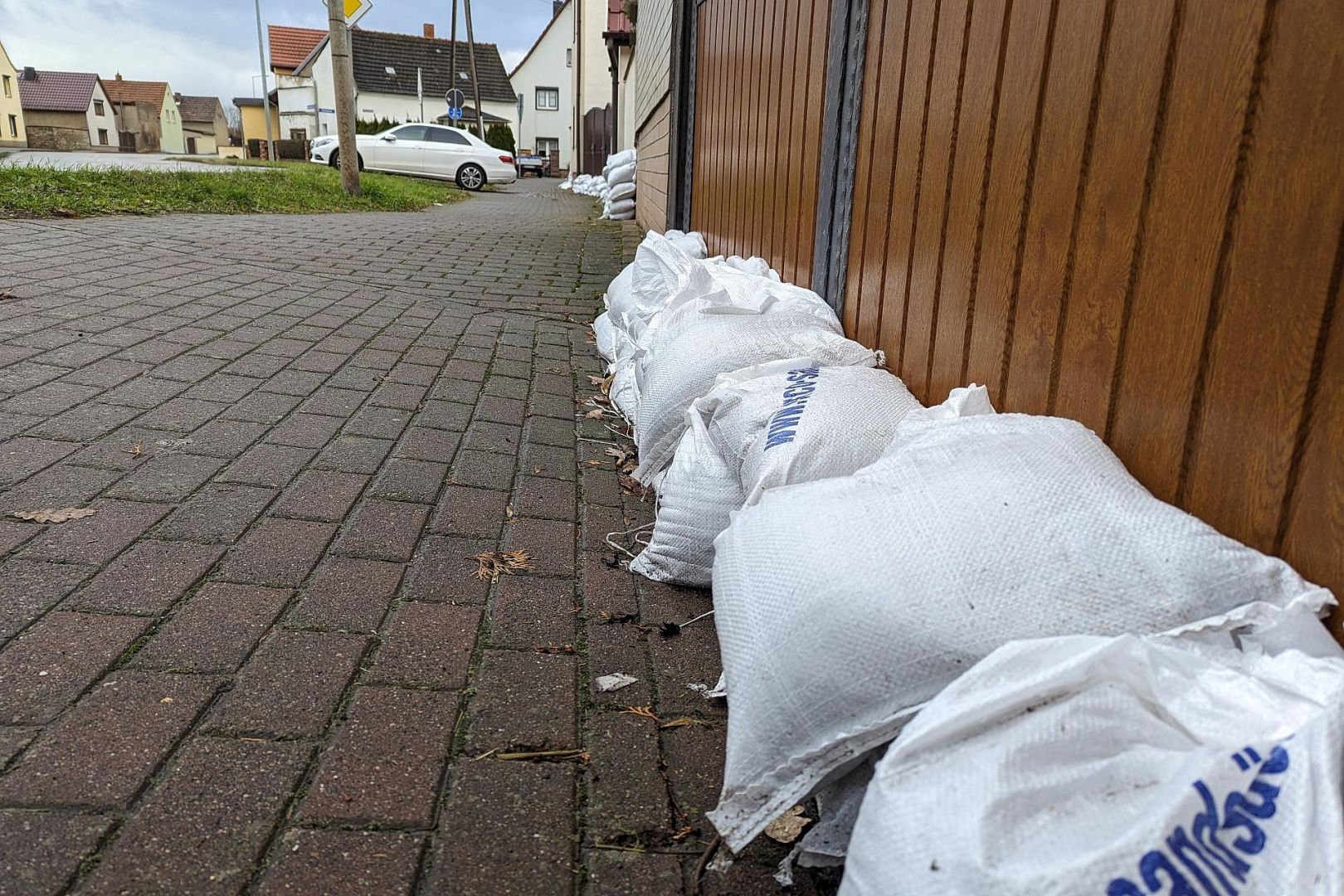 Sandsäcke zum Hochwasserschutz (Archiv)