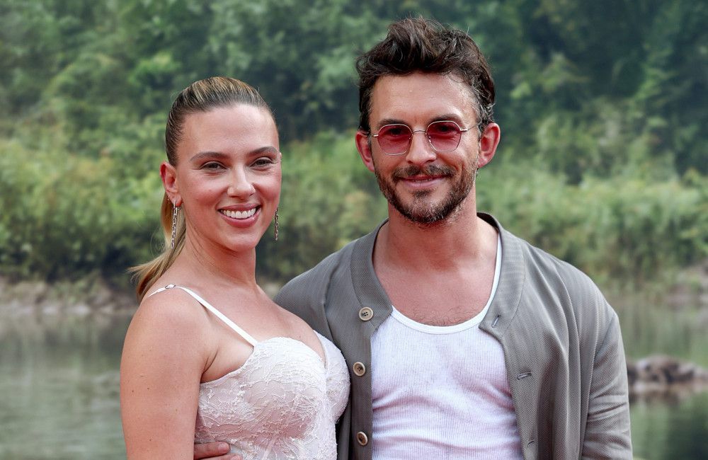 Scarlett Johansson und Jonathan Bailey