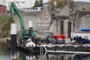 Schiff bleibt an Brücke in Mannheim hängen