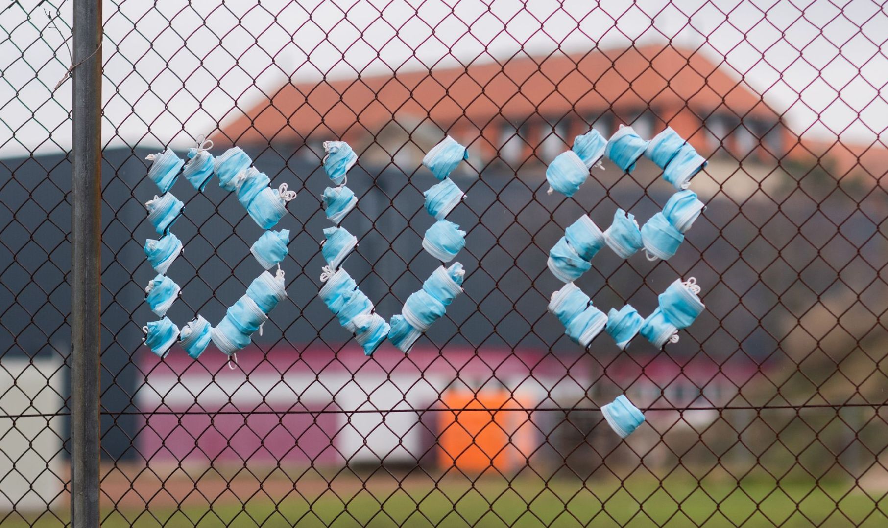 Schriftzug «Du» an einem Zaun