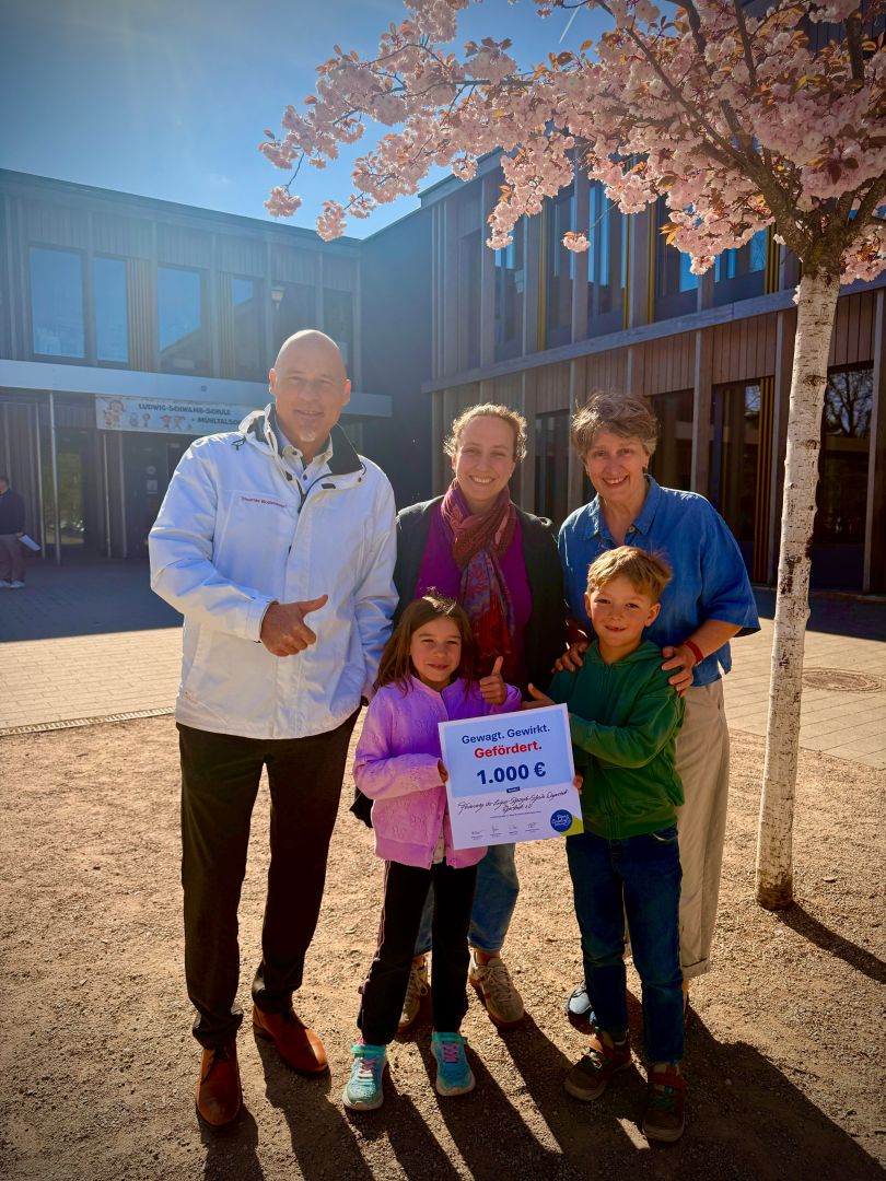 Schulhühner hautnah erleben: 1.000 € für neuen Gluckenstall