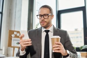 »Sehen wie früher«: Optik-Experten erfinden Brille mit Autofokus-Gläsern