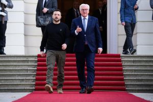 Selenskyj warnt in Berlin vor 50.000 Soldaten