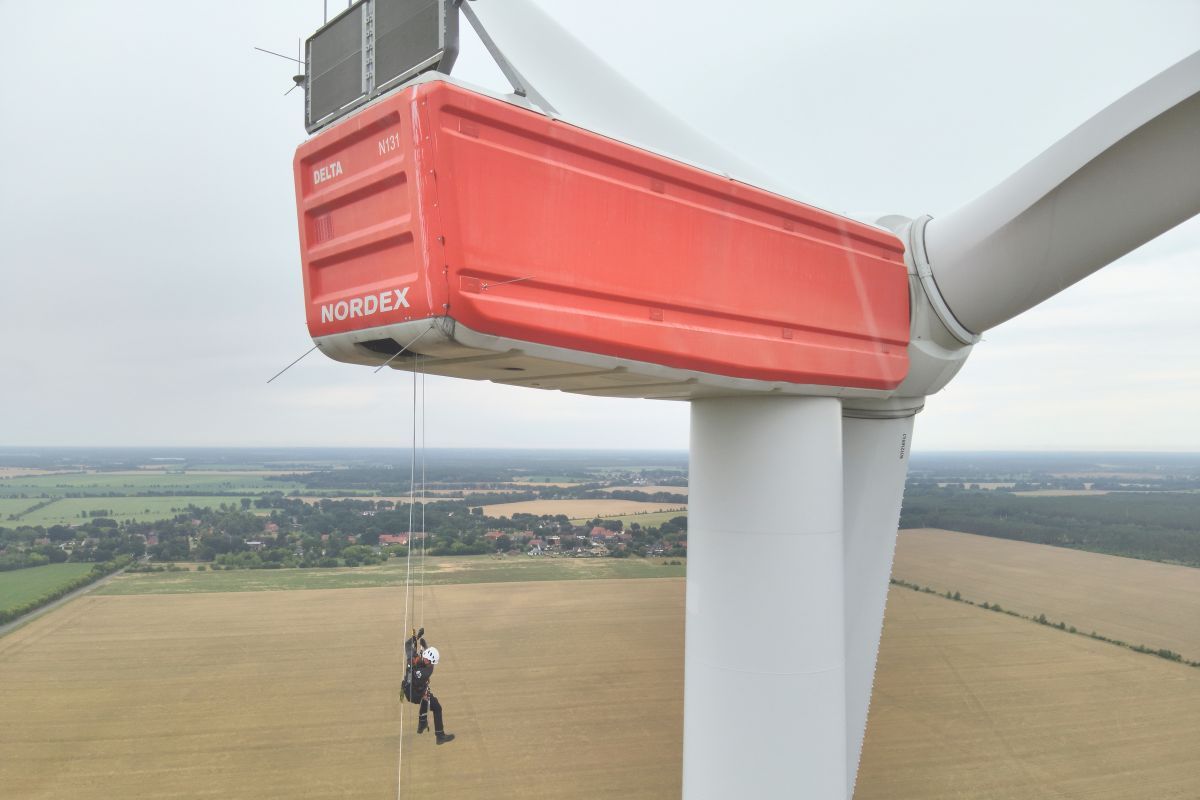 Sicher in der Höhe: Rettungstraining auf 135 Metern