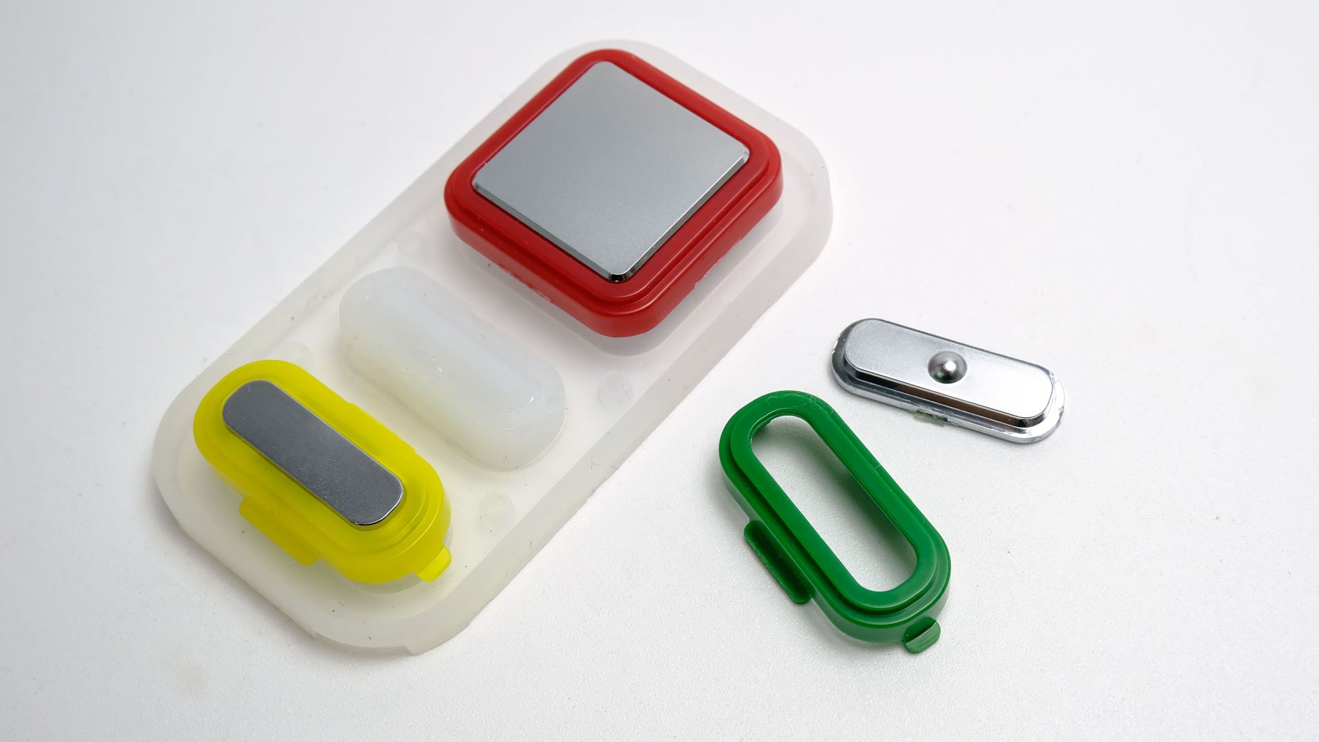 Silikonschaltmatte mit zweiteiligen Kunststofftasten