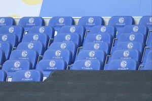 Sitze mit Logo des FC Schalke 04 (Archiv)