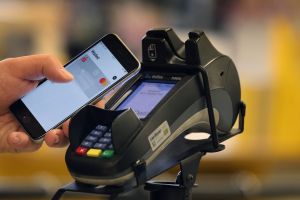 Smartphone zum Bezahlen an der Kasse eines Supermarkts