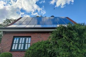 Solarzellen auf Hausdach (Archiv)