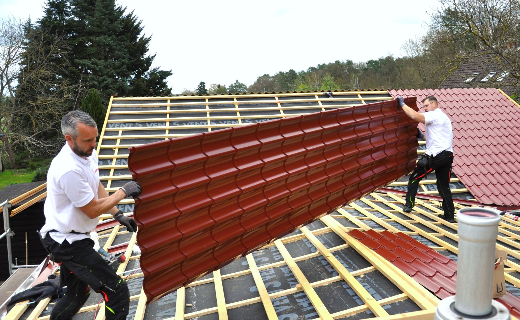 „Sommerhaus anstatt Wohnmobil“ – bezahlbare Dachsanierung durch leichte Metallprofile