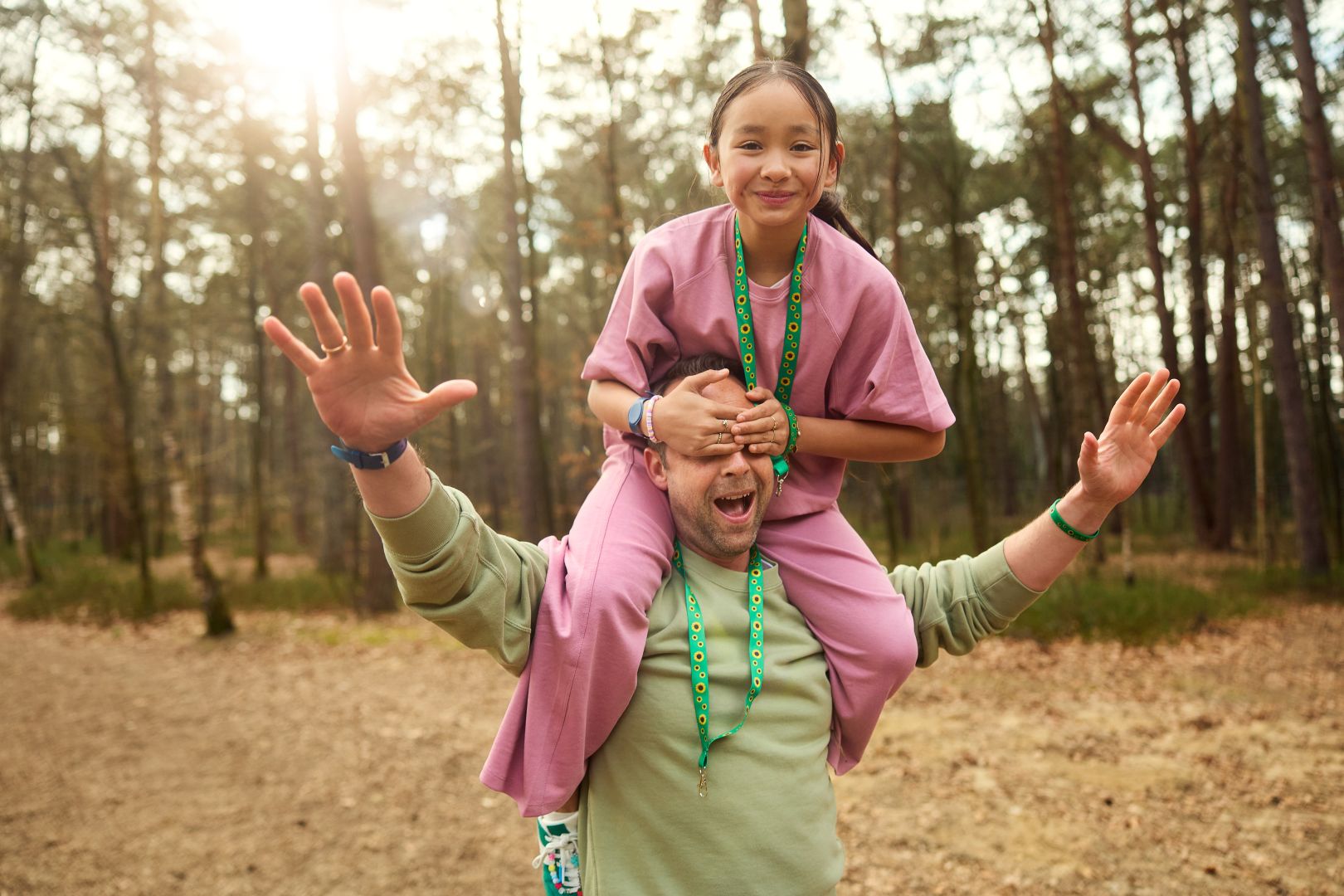 Sonnenblumen als Signal: Center Parcs bietet Gästen mit nicht sichtbaren Beeinträchtigungen Sunflower-Lanyards an