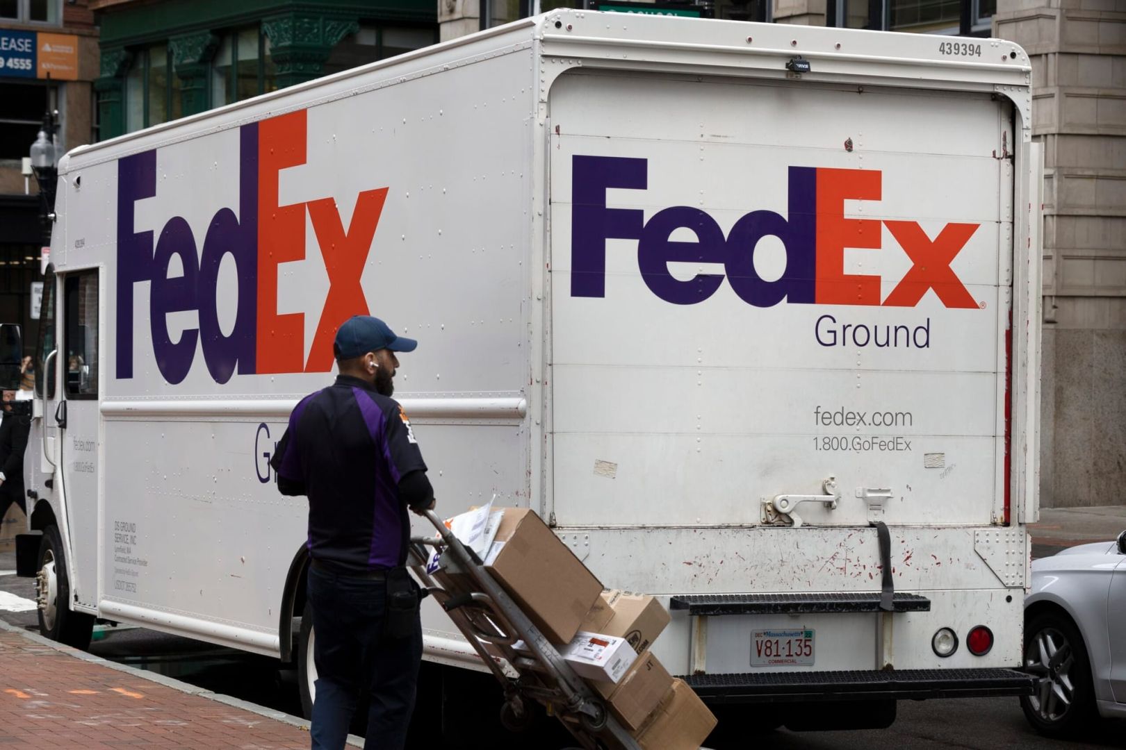 Sparmaßnahmen beflügeln FedEx – Prognose für Gesamtjahr angehoben