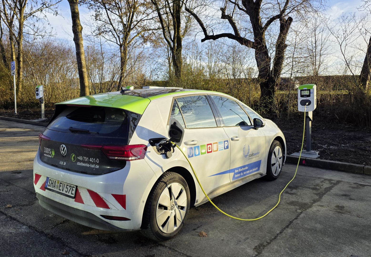 Stadtwerke errichten E-Ladesäulen am Schenkenseebad