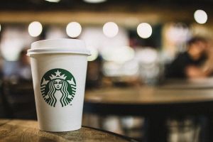 Starbucks-CEO Niccol setzt auf schnellen Wandel: Fokus auf Qualität und Effizienz