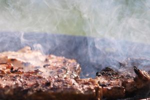 Steak auf einem Grill (Archiv)