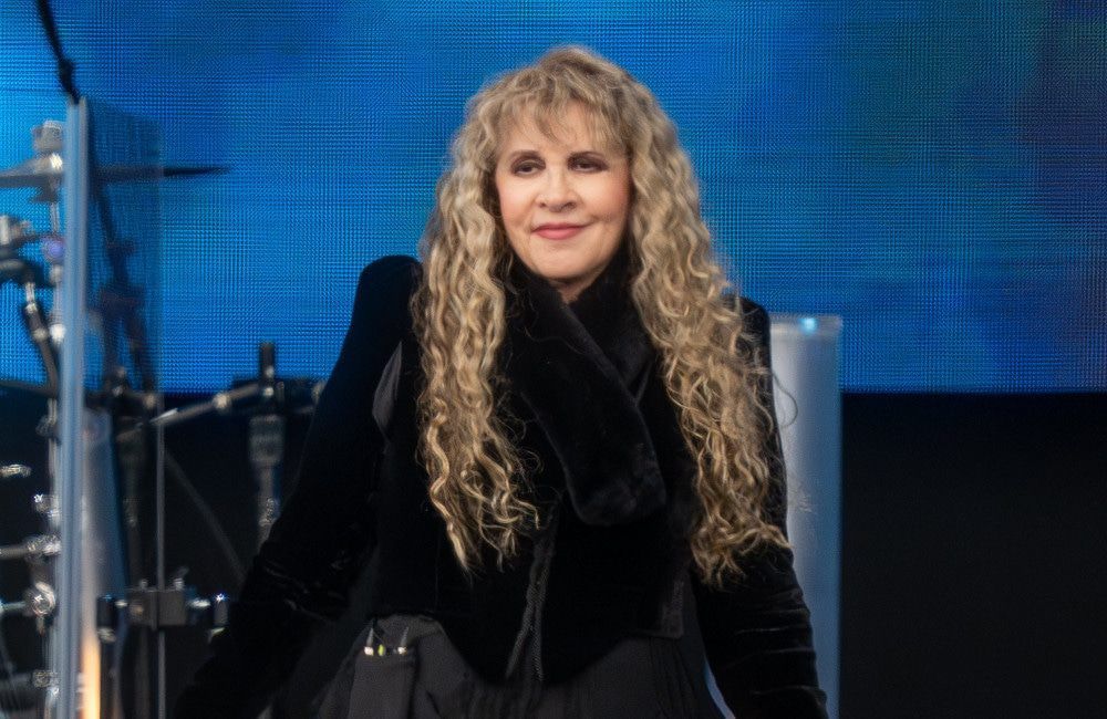 Stevie Nicks hat ihre kommenden Tourdaten verschoben, nachdem sie sich die Schulter gebrochen hat.