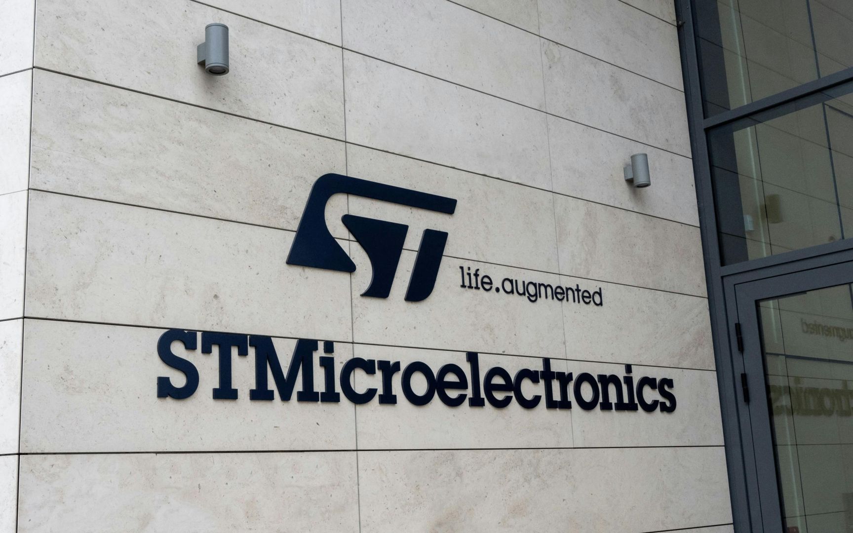 STMicroelectronics stürzt ab – Gewinne kollabieren, Machtkampf zwischen Paris und Rom eskaliert
