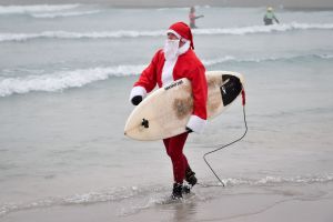 Surfender Weihnachtsmann in England