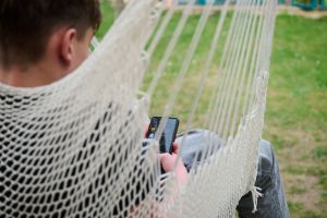 Symbolbild - Smartphone-Nutzung bei Kindern