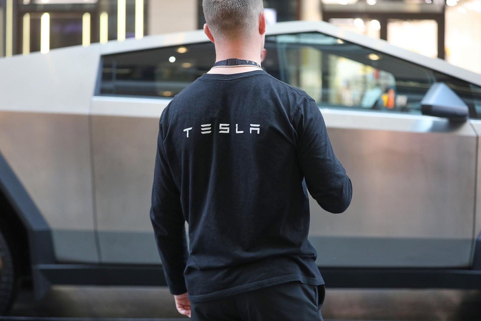 Tesla-Mitarbeiter vor Cybertruck (Archiv)