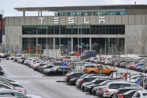 Tesla trotzt der deutschen E-Auto-Krise: Grünheide als Hoffnungsträger