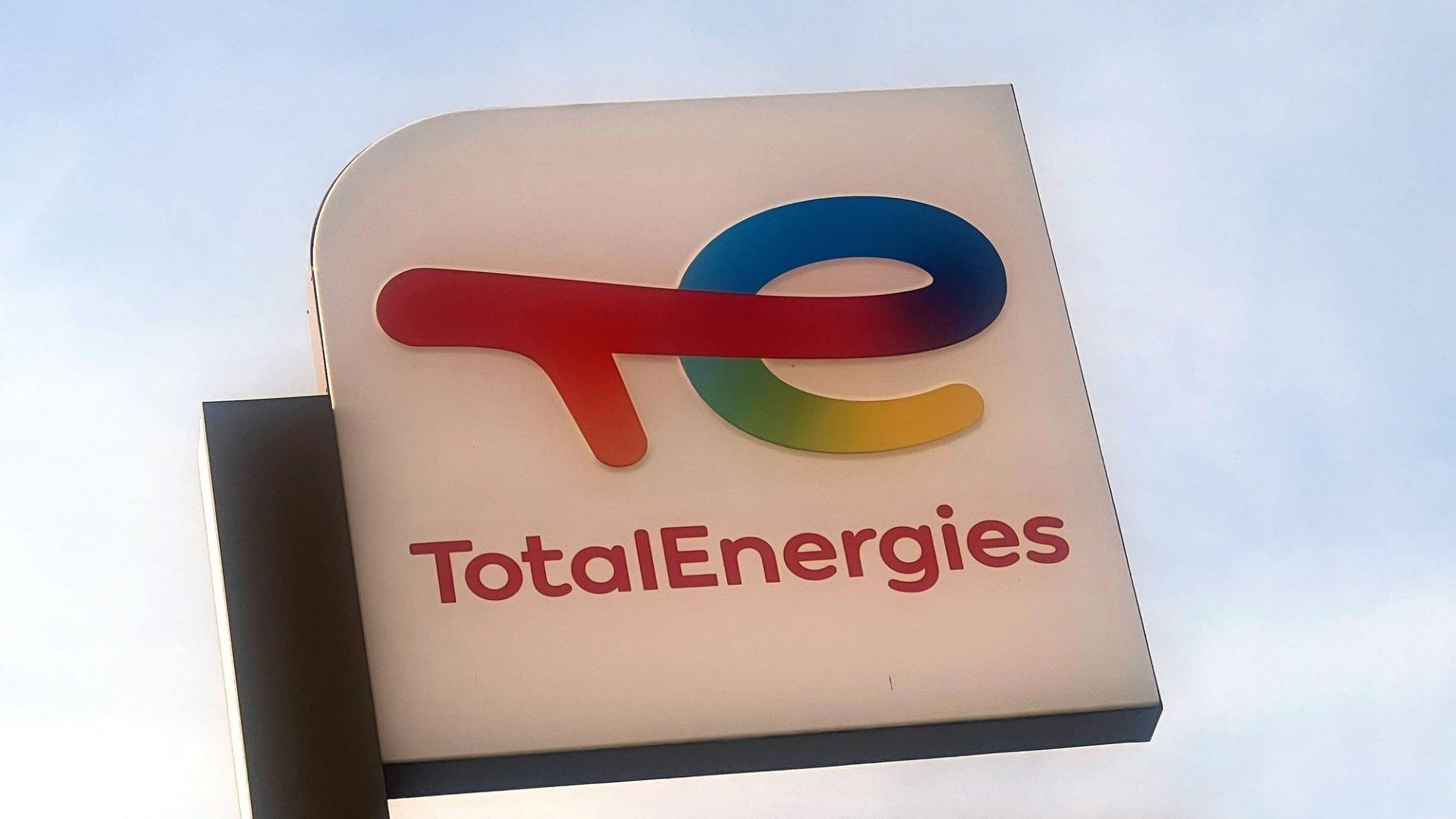 TotalEnergies trotzt dem Ölpreisrückgang – Raffinerieboom beflügelt Quartalsergebnis