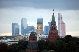 Turm des Kreml in Moskau mit dem Moskauer Bankenviertel im Hintergrund (Archiv)