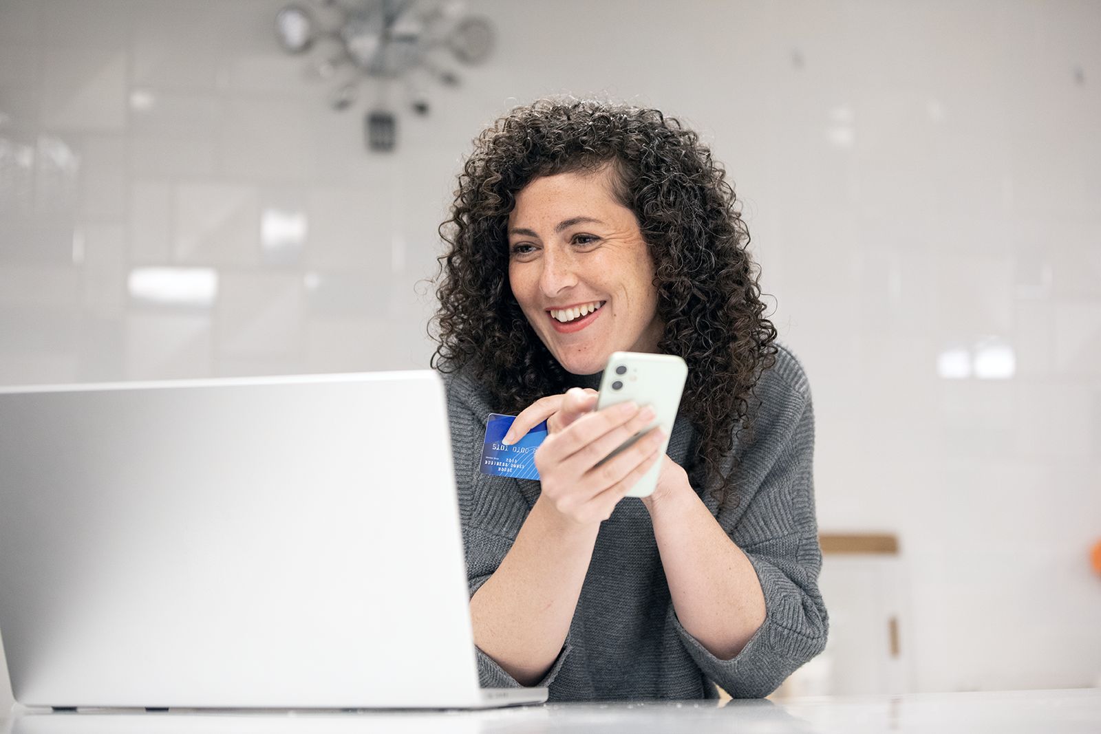 Umfrage: Künstliche Intelligenz löst Christkind und Weihnachtsmann ab