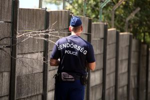 Ungarische Polizei an einer Mauer mit Stacheldraht (Archiv)