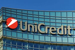 UniCredit hebt Gewinnprognose an, während Commerzbank steigende Kreditausfälle erwartet