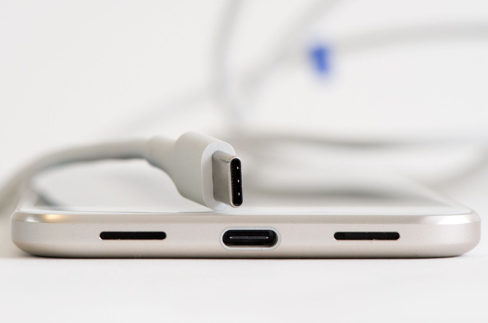 USB-C-Kabel und Ladebuchse an einem Smartphone