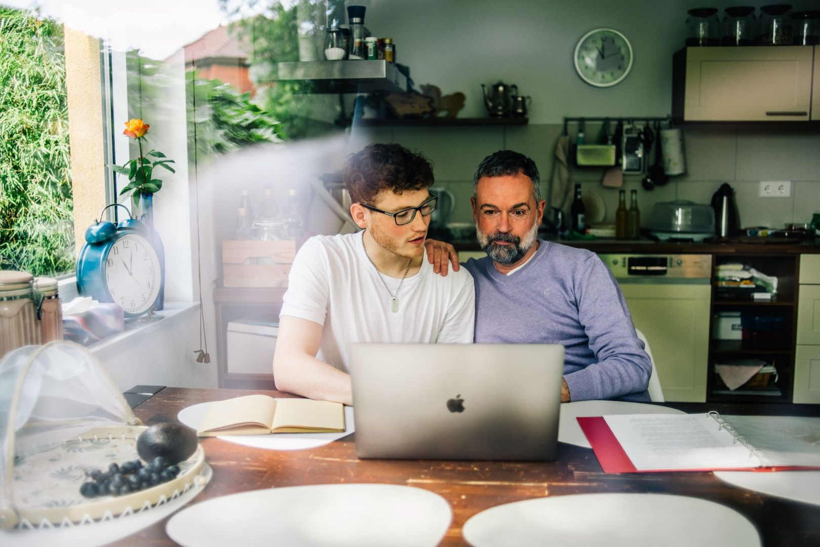 Vater und Sohn am Computer