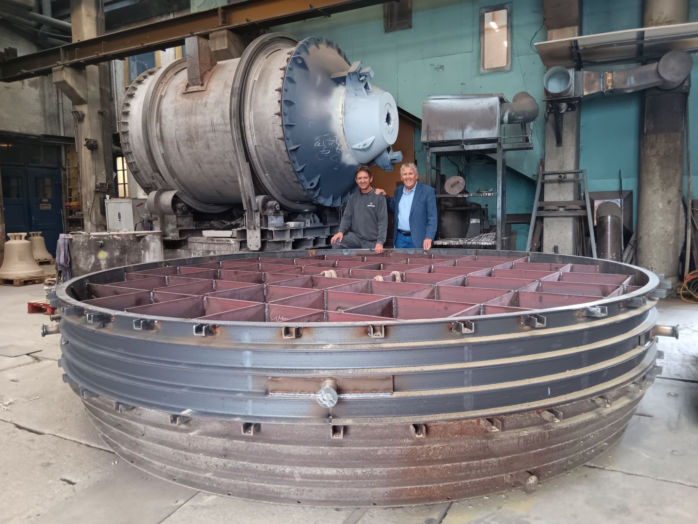 Vertrag mit der Firma Grassmayr für den Guss der zweitgrößten Glocke Deutschlands unterzeichnet