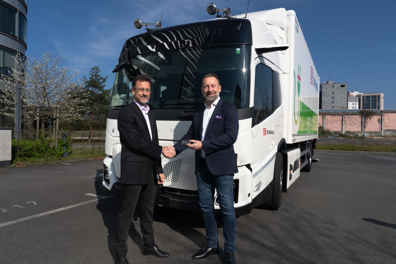 Volvo FM Low Entry - der elektrische Lkw für maximale Sicht und Komfort bei DB Schenker im Verteilerverkehr