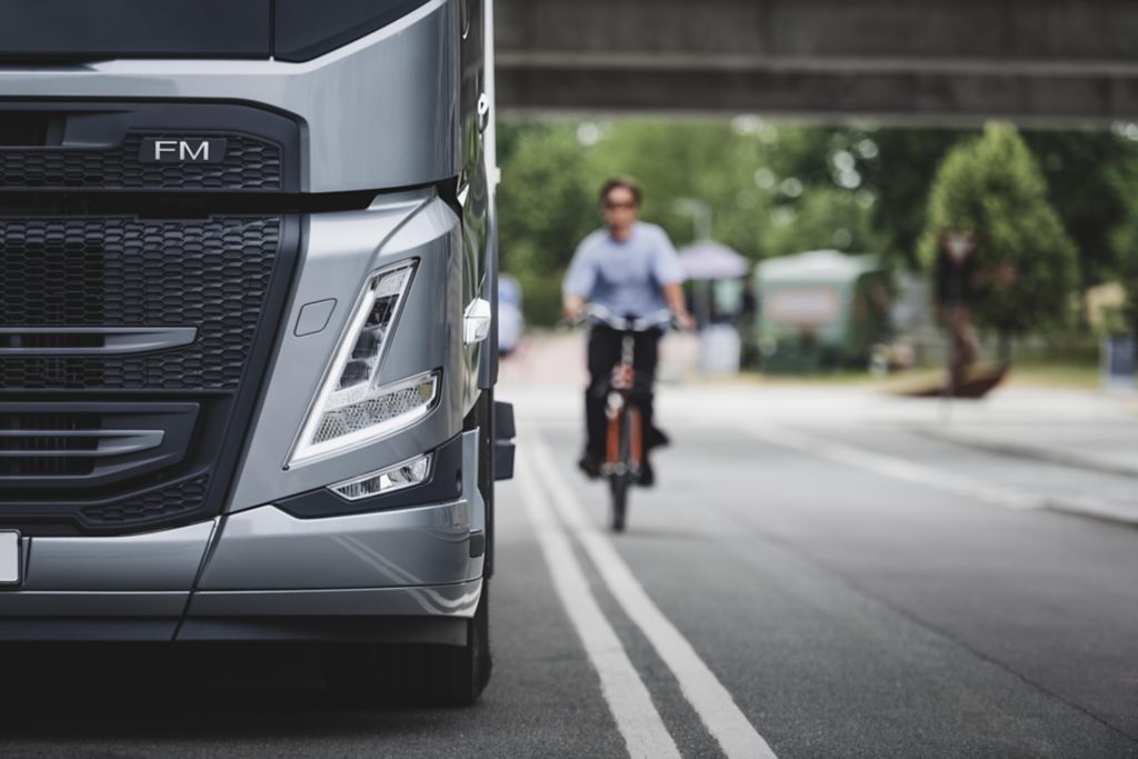 Volvo Trucks führt Sicherheitssysteme der nächsten Generation zum Schutz von Fußgänger:innen und Radfahrer:innen ein