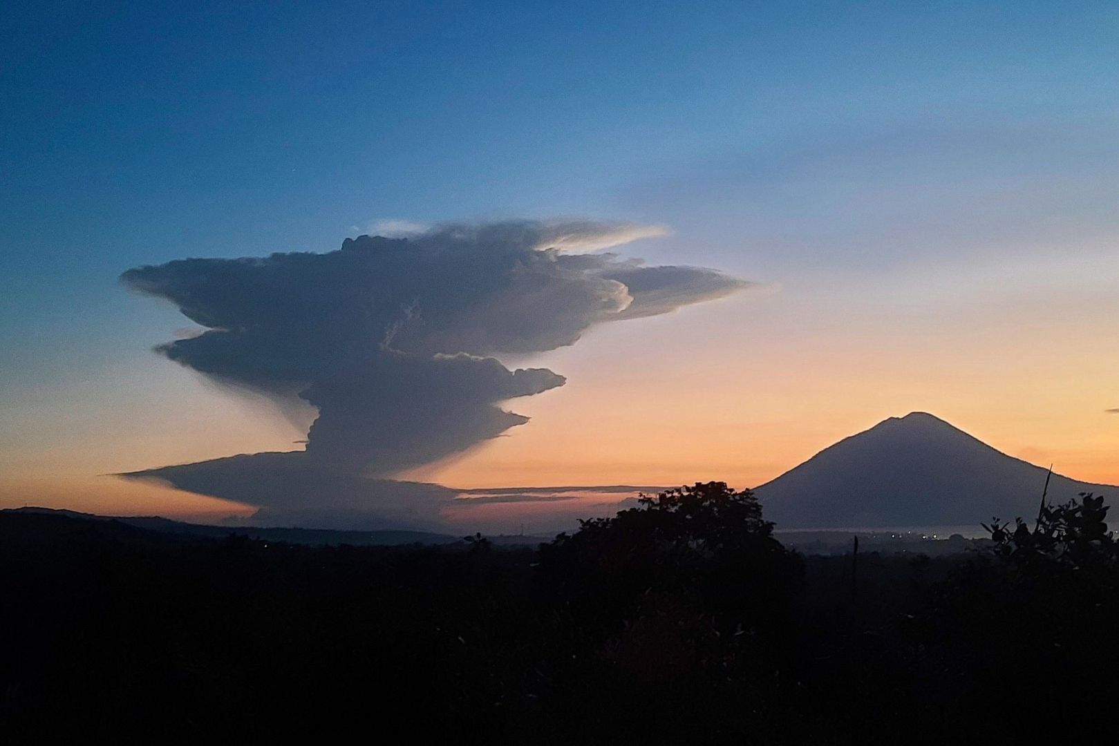 Vulkan Lewotobi Laki-Laki