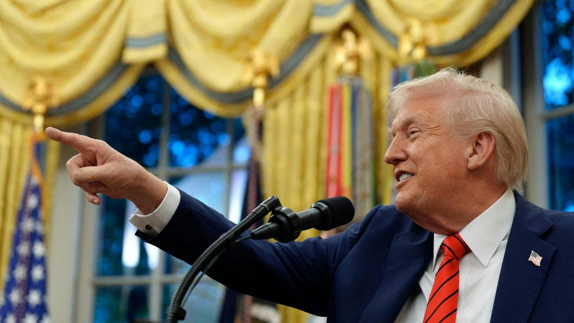 Wall Street rutscht ab: Trumps 100%-Zollansage zerschießt Rekordlaune