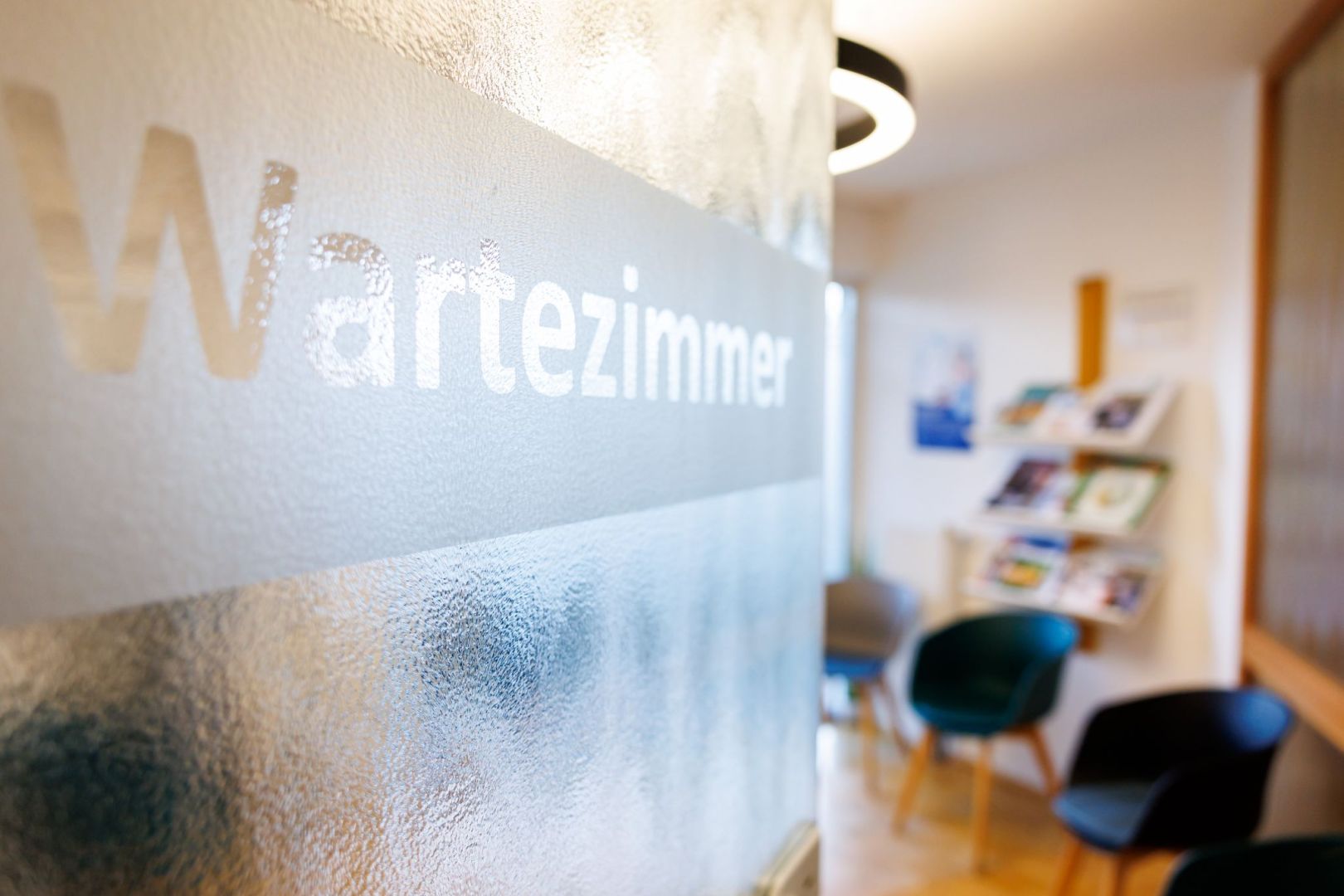 Wartezimmer in Hausarztpraxis