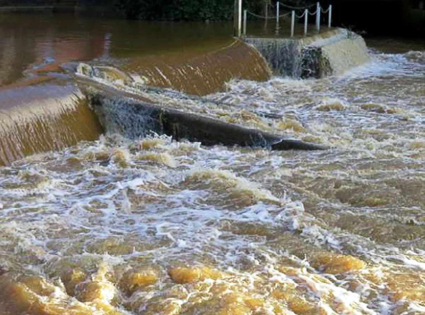 Wehr am Fluss Cleddau in Südwestwales