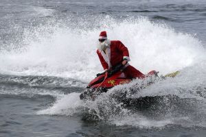 Weihnachtsmann rettet Badegäste in Rio