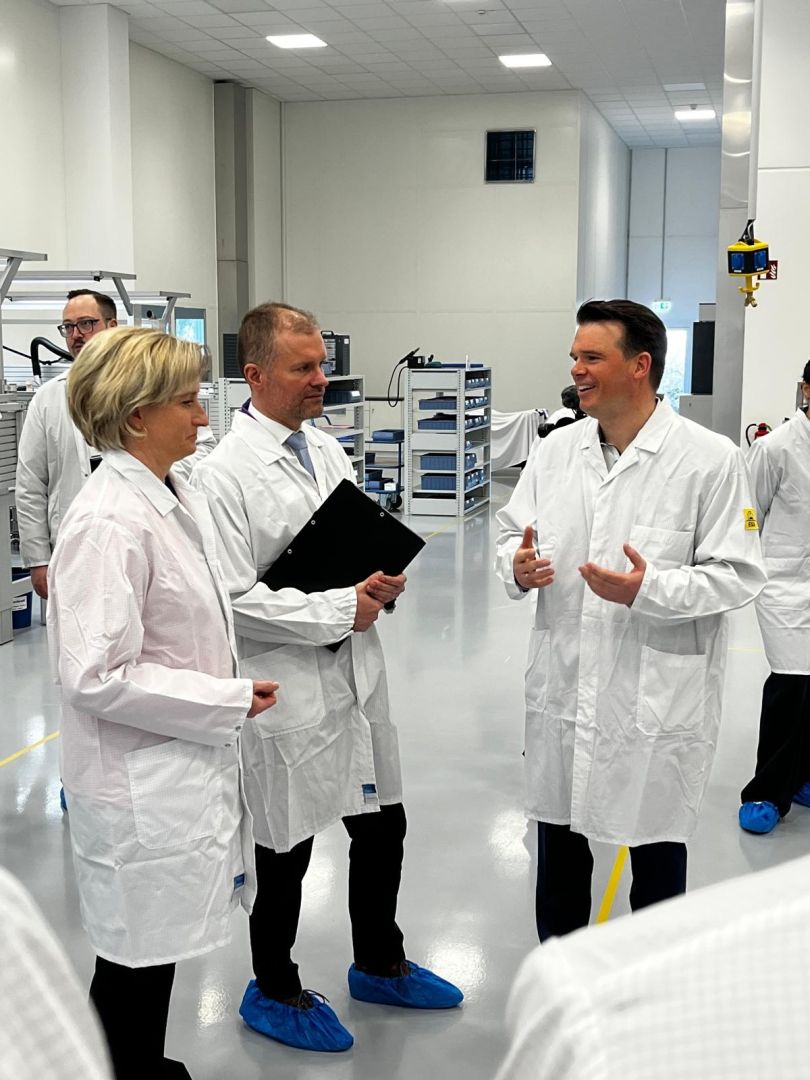 Wirtschaftsministerin Hoffmeister-Kraut besucht Physik Instrumente (PI) im Gewerbepark Breisgau: Innovation und Investition am Standort Deutschland.