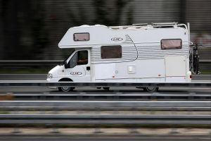 Wohnmobil auf einer Autobahn (Archiv)