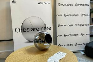 Worldcoin wird zu World und präsentiert neue Iris-Scanner