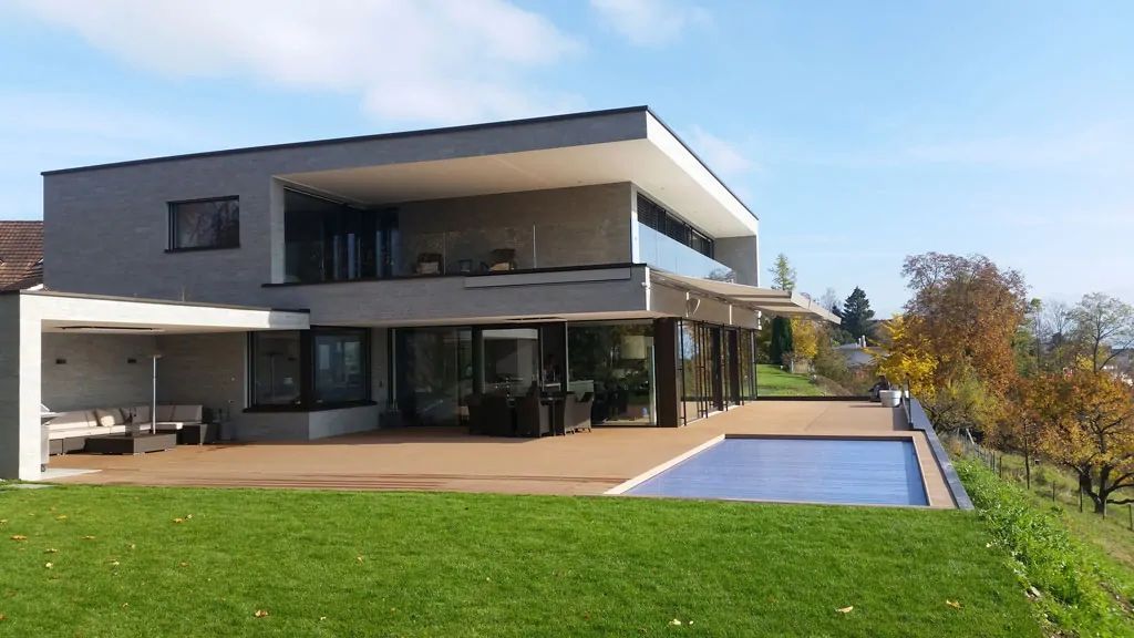Modernes Wohnhaus mit grosszügiger WPC-Terrasse und Aussenbereich