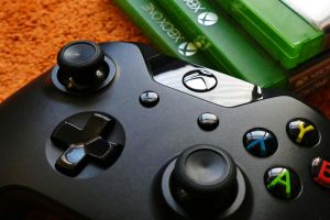 Xbox One Controller Neben Drei Xbox One Fällen