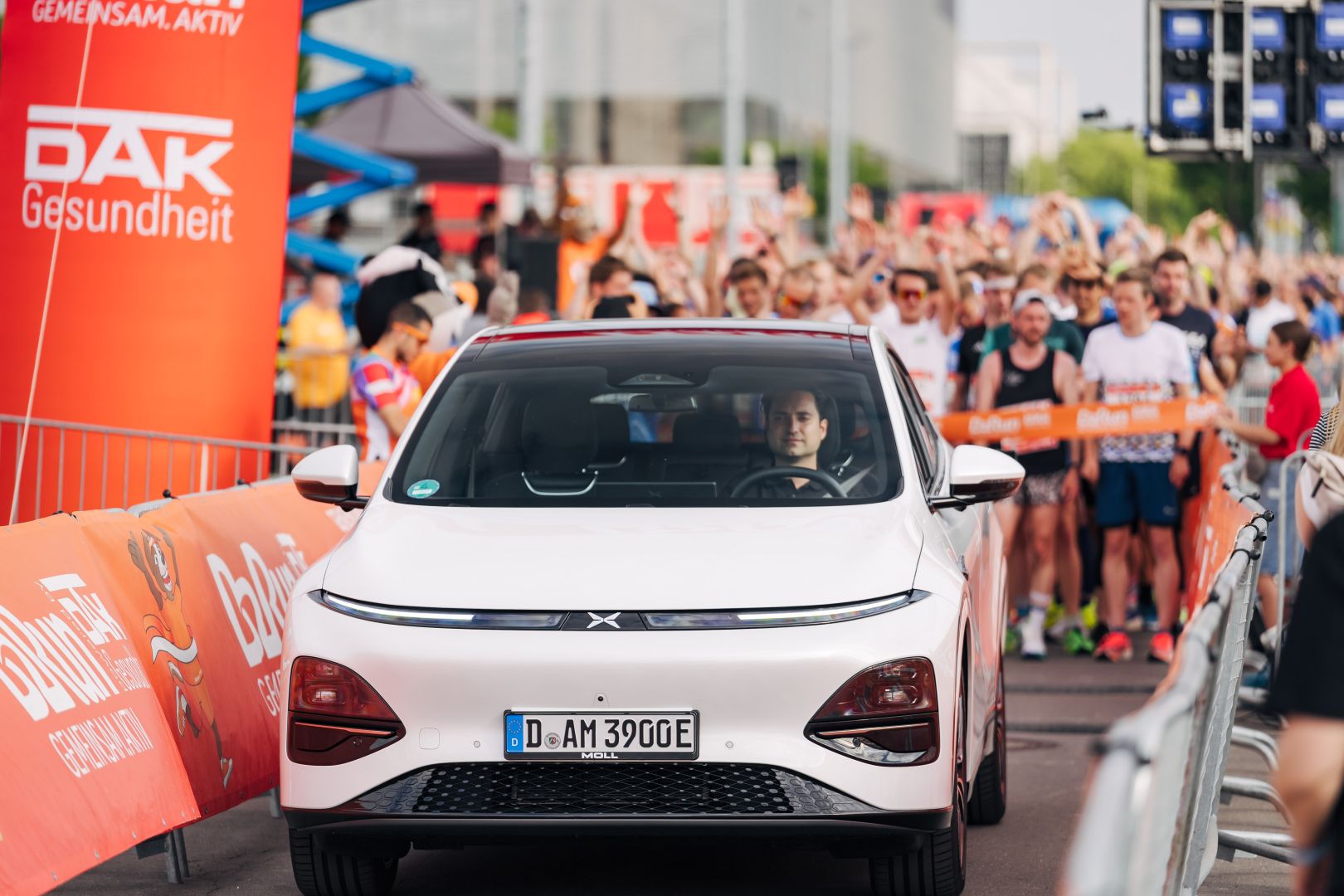 XPENG geht in die zweite Saison als Mobilitätspartner der B2Run Laufserie