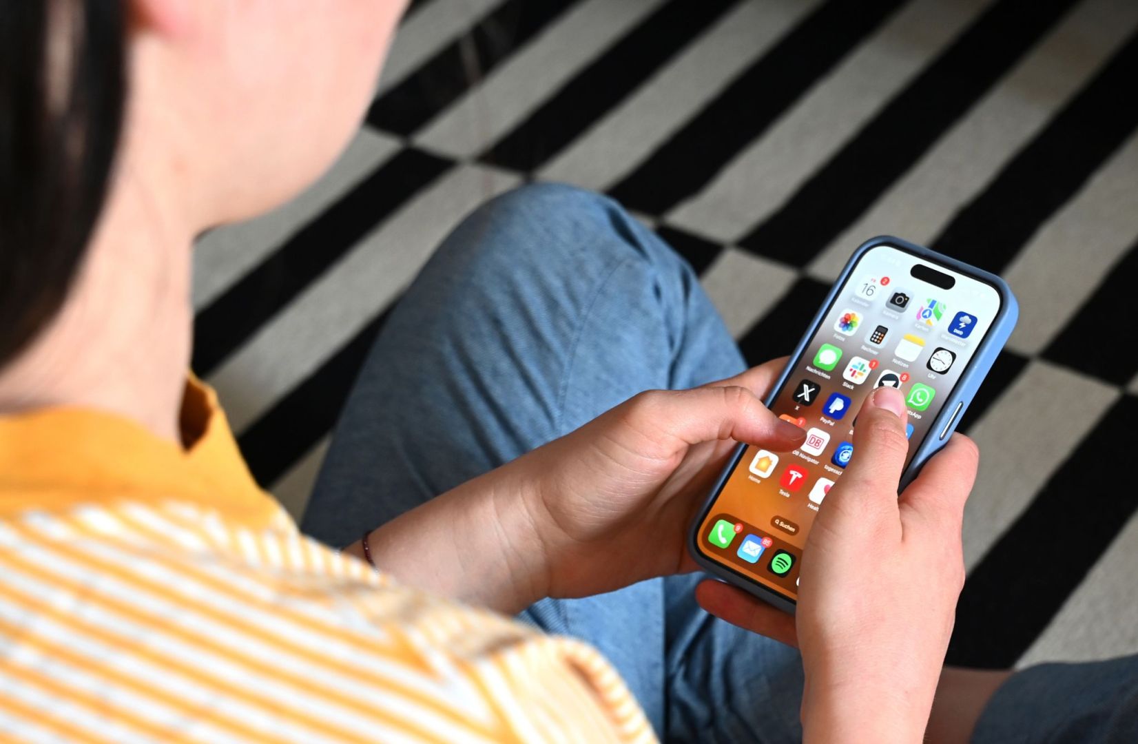 Zahlreiche Apps sind auf einem Smartphone zu sehen