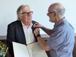 Zahntechnikermeister Rolf Schulz erhält Goldene Ehrennadel