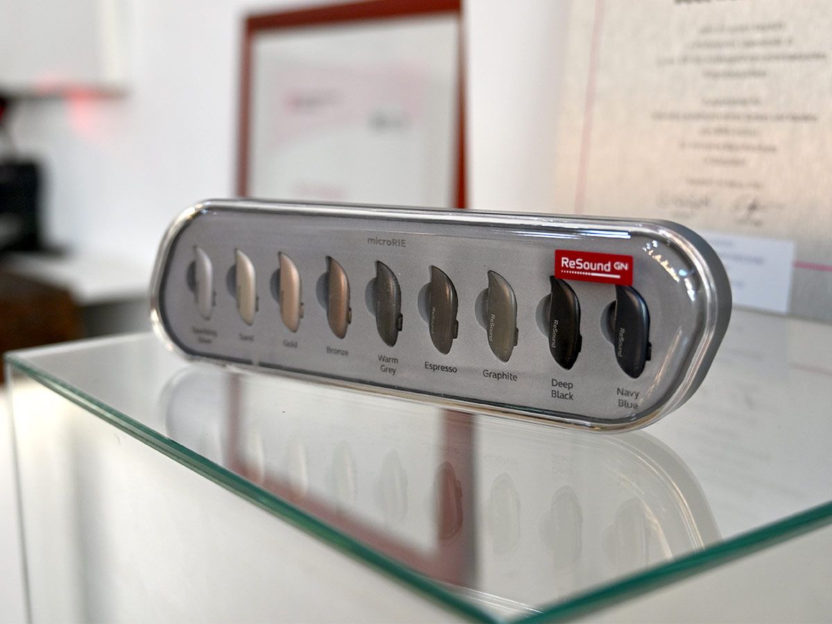 Zurück in den Alltag mit ReSound Vivia – Bögl Hörakustik präsentiert das kleinste KI-Hörgerät der Welt