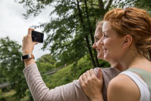 ZWei Frauen machen ein Selfie