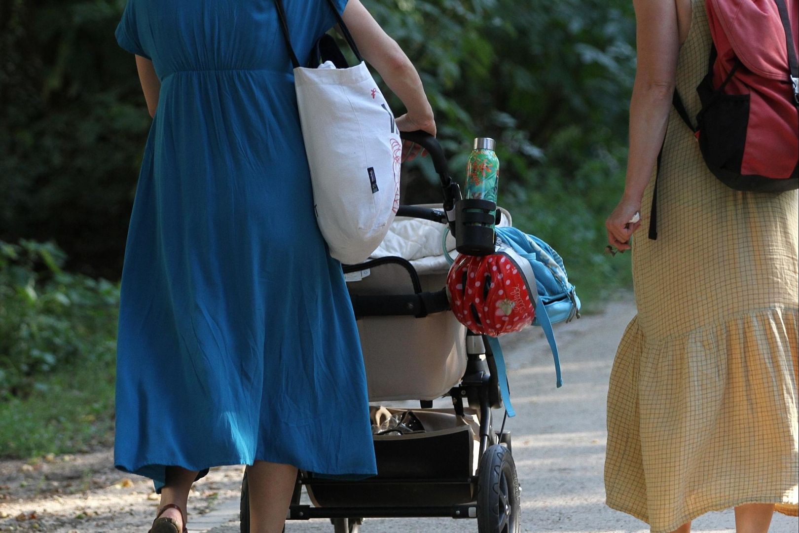 Zwei Frauen mit Kinderwagen (Archiv)